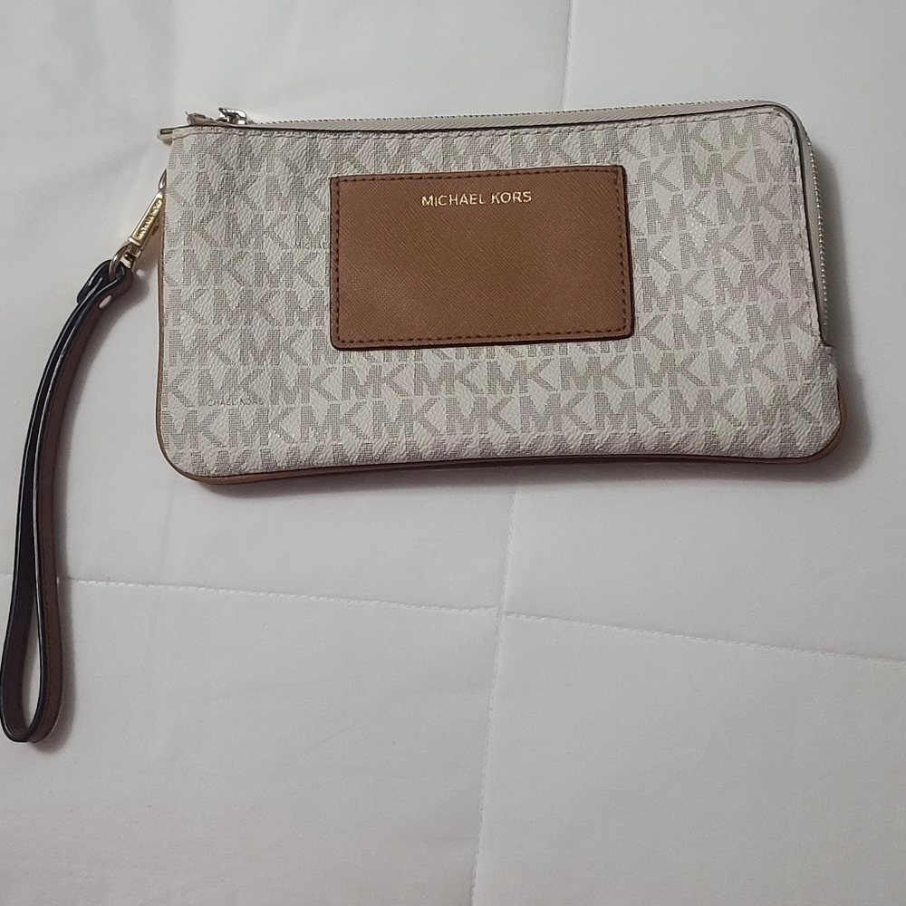 Michael kors wristlet